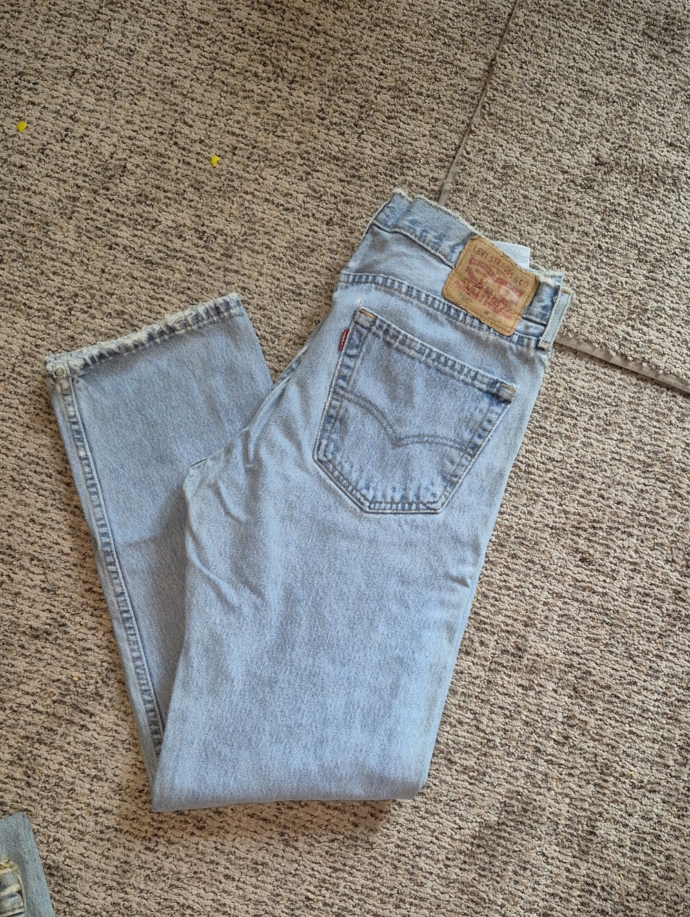 Men's levi is 505 straight fit